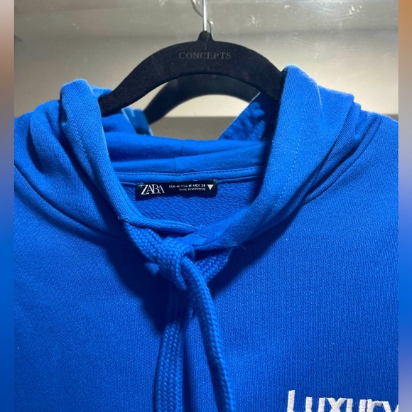 A sleeveless bright blue hoodie with slit on each side. 90s style - Picture 3 of 5